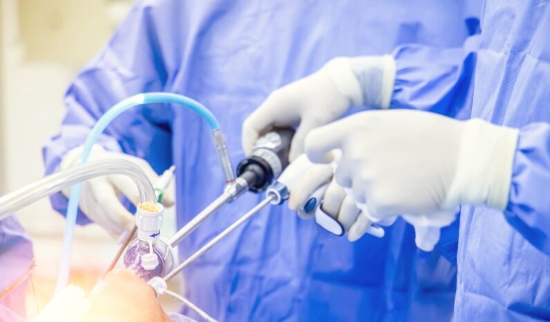 Médicos realizando procedimento cirúrgico