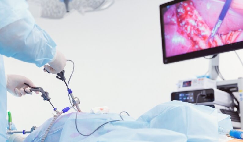 Médico realizando procedimento cirúrgico