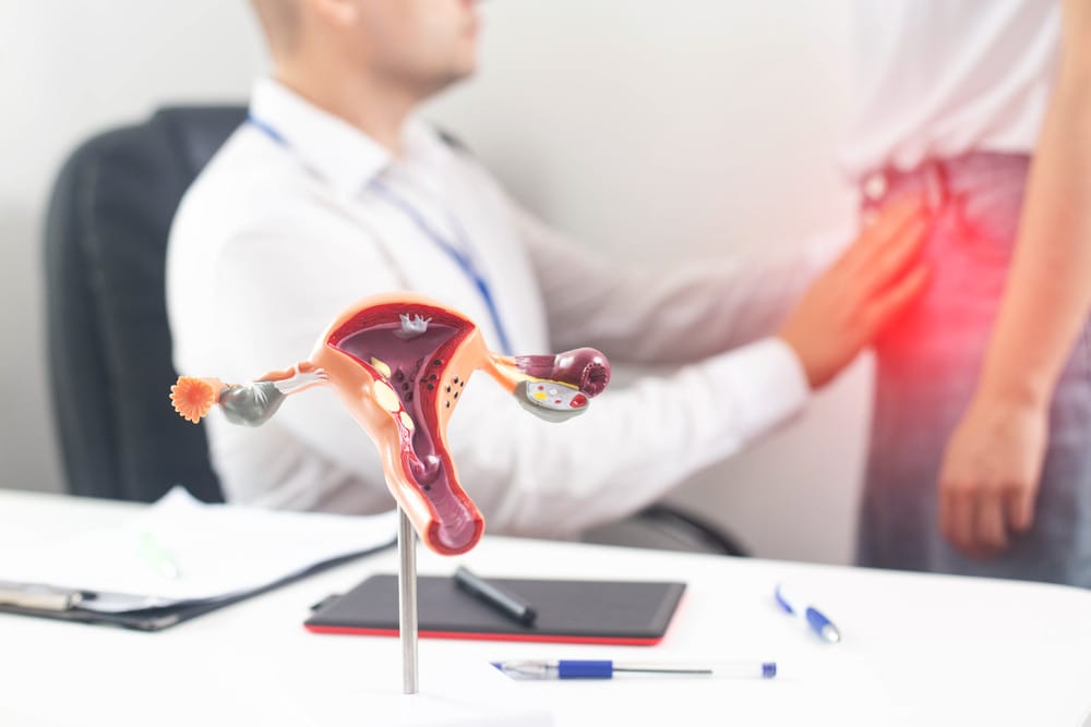 Médico examinando paciente com cisto no ovário